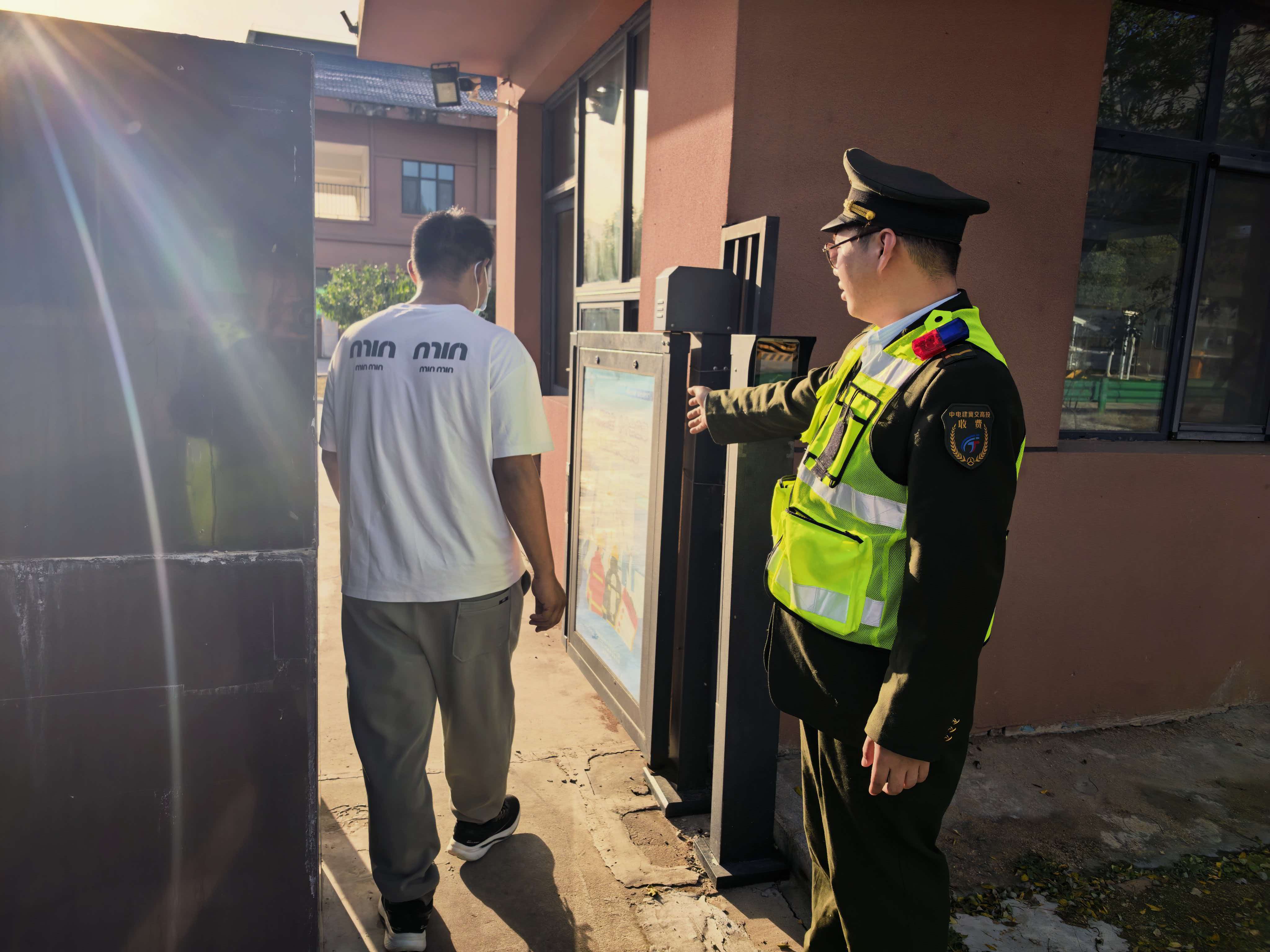 温情服务零距离 细微善举暖司乘——内丘北收费站保障司乘舒心出行.jpg